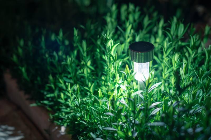 Jak wybrać solarne lampy do ogrodu, na balkon i taras – Praktyczny przewodnik