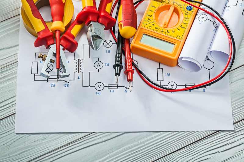 Koszty energii elektrycznej na placu budowy – jaką taryfę wybrać i czy ceny zostaną zamrożone
