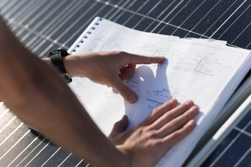 Jak działają systemy fotowoltaiczne z magazynami energii – Przegląd cen aktualnych magazynów energii